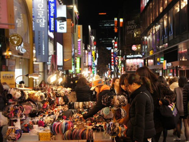 Chợ Myeongdong loại quần áo thời trang, từ bình dân
